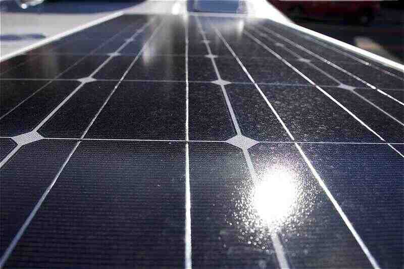 Quelle surface de panneau solaire pour être autonome ?